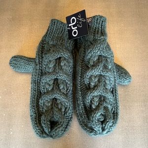 NWT Women’s Dark Green Orb Popcorn Mittens. Fleece liner inside for warmth. OS